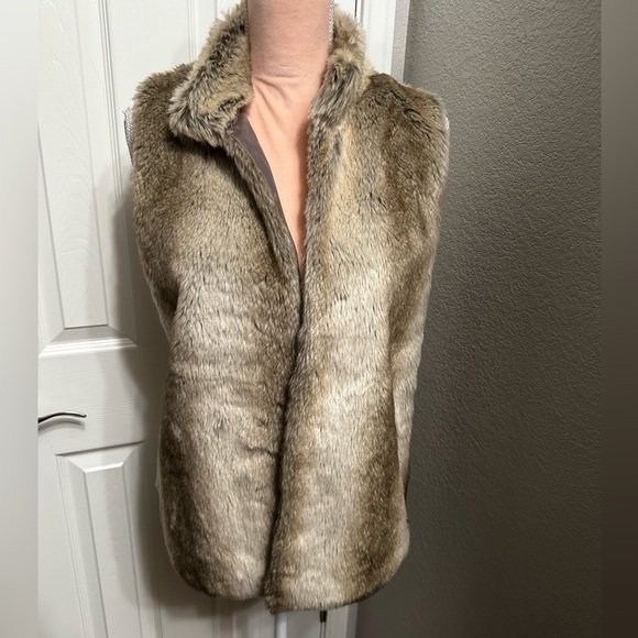 Madison (89th & Madison) Champaign Faux Fur Vest - Picture 2 of 7